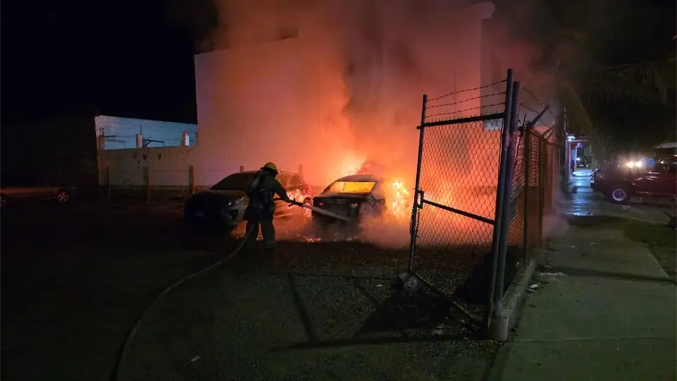 Incendio frente a la Clínica 49 del IMSS en Los Mochis deja dos vehículos calcinados