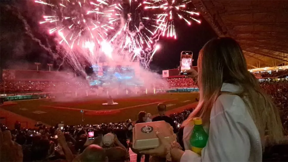 Miles de aficionados disfrutaron del gran espectáculo de pirotecnia y drones. (FOTO: Martín Ruiz).