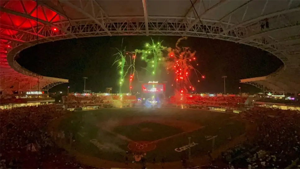 El cierre del acto inaugural estuvo acompañado de pirotecnia que iluminó el cielo del Estadio Teodoro Mariscal