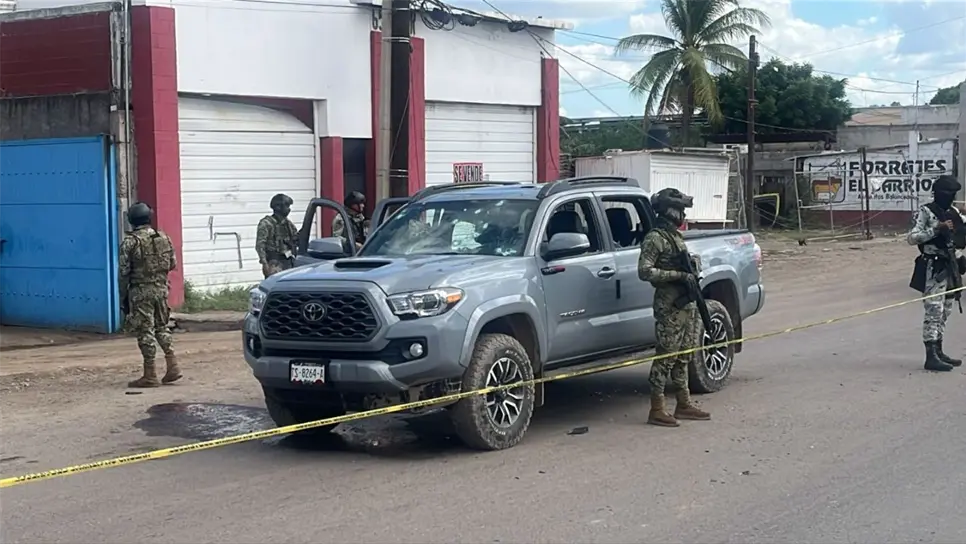 Al lugar acudieron los peritos para realizar el trabajo de campo para después ordenar que la camioneta fuera enviada a una pensión de bienes asegurados