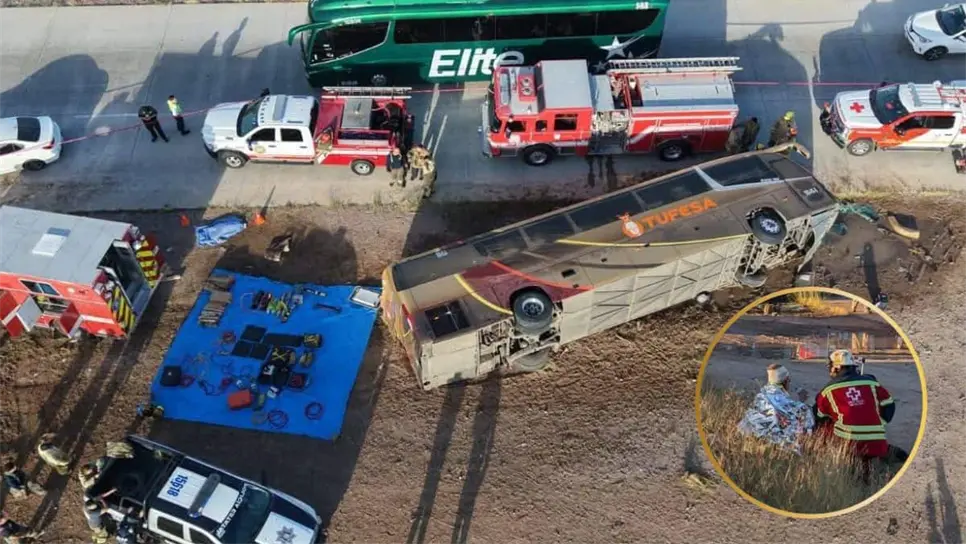 El autobús quedó volcado en medio del acotamiento de la carretera. FOTOS: Sonora Código Rojo-Autobuses ABC