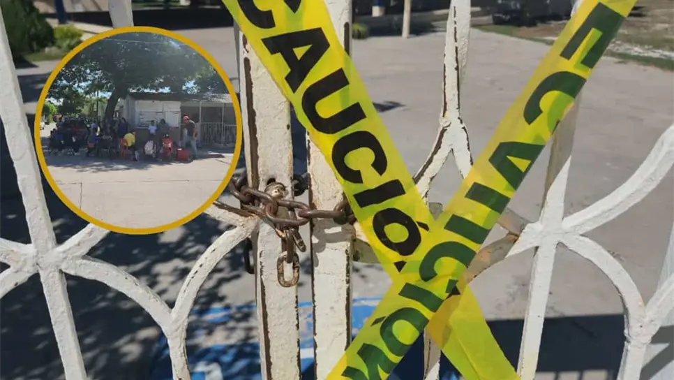 FOTO: Padres bloquean primaria Quetzalcóatl en Los Mochis por más de mes y medio sin luz