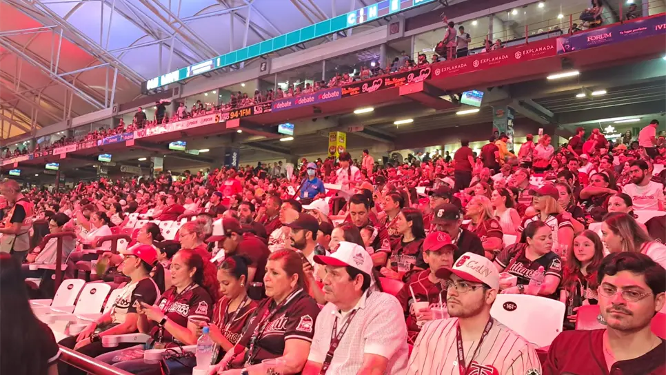 Miles de aficionados abarrotaron el Estadio Tomateros. (FOTO: Eduardo Bórquez).