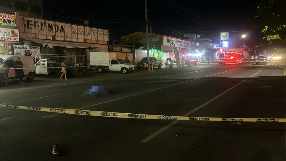 El cuerpo quedó tendido en medio de la calle. (FOTO: Luis Ramírez).