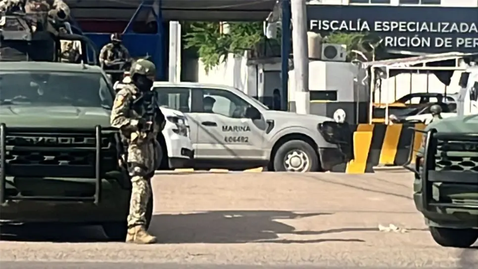 Personal de la Policía Estatal Preventiva y de la Guardia Nacional, con el apoyo del Grupo Interinstitucional en el perímetro del lugar, aseguraron tres armas largas y dos armas cortas, así como un artefacto explosivo