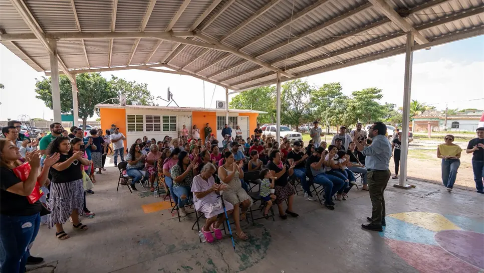Gámez Mendívil dialogó con las familias. (FOTO: Cortesía).