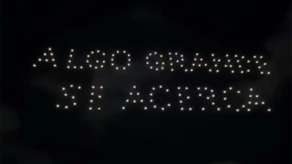 Cielo de Mazatlán se iluminó con show de drones y misterioso mensaje: Algo grande se acerca