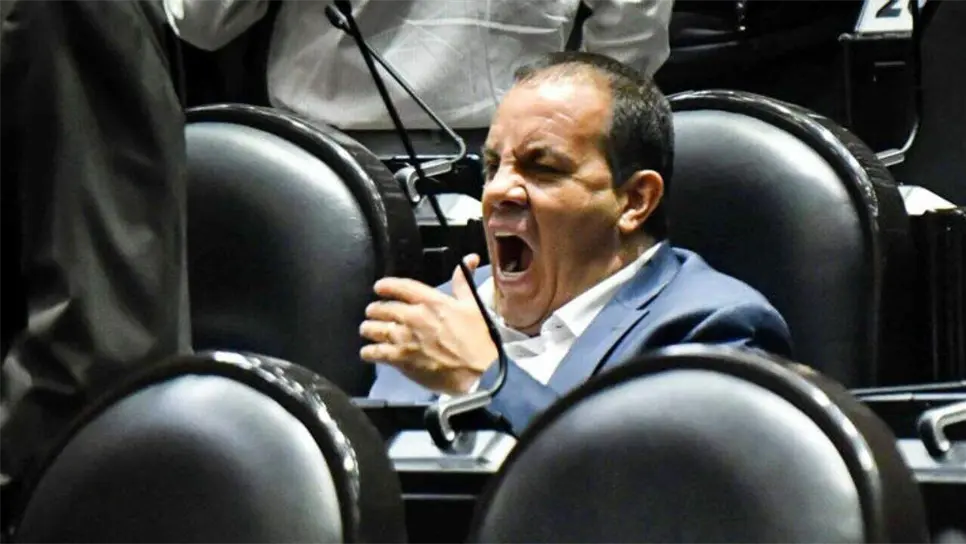 Pero el momento que ocasionó la molestia de sus compañeros legisladores, fue cuando este dio su nombre pensando que estaban pasando lista, mientras que se trataba de que emitiera su voto en el tema que estaban abordando