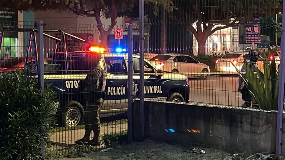 FOTO: Abandonan cuerpo de un hombre asesinado, a media cuadra de la Fiscalía General del Estado en Culiacán