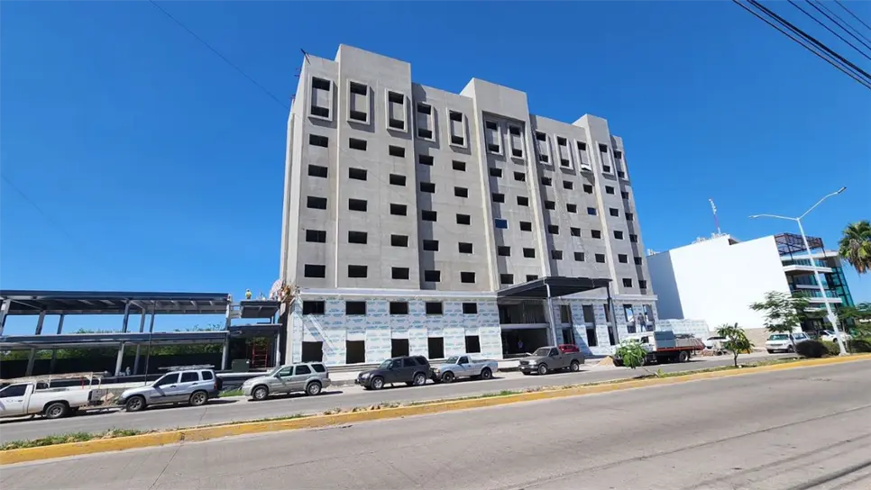 Con una altura de al menos 10 plantas, el nuevo Holiday Inn Express contará con salones para eventos y un restaurante, posicionándose como una opción atractiva tanto para el turismo de negocios como para visitantes en general