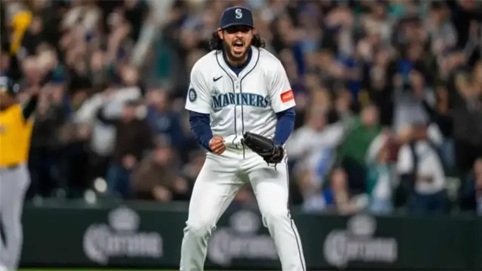 El pitcher originario de Los Mochis, Sinaloa, tuvo una postemporada 2025 de ensueño, donde este tuvo una labor de ocho entradas con un tercio, donde solo le pegaron dos imparables, otorgó tres bases por bola y ponchó a cinco enemigos