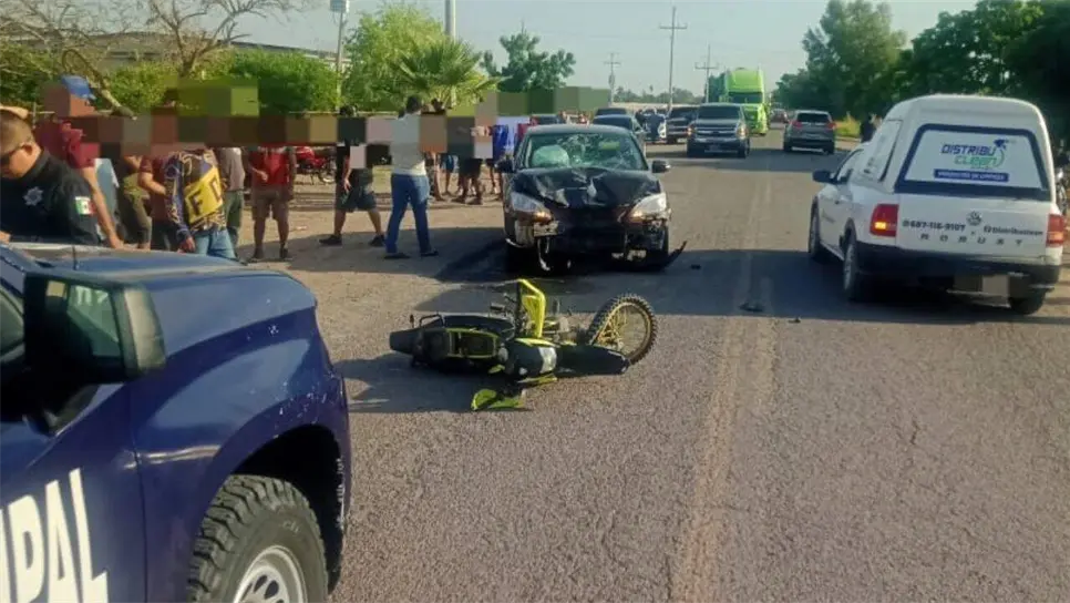 Grave motociclista tras chocar contra un vehículo en la carretera a La Brecha en Guasave