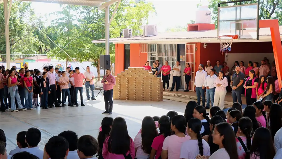 José Paz López brindó un emotivo mensaje a los estudiantes. (FOTO: Cortesía).