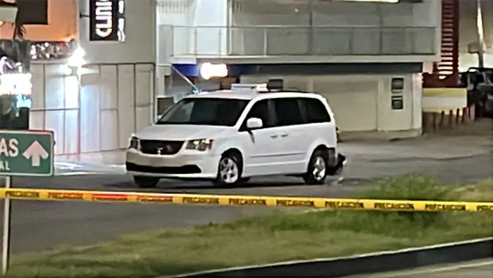 En esta camioneta viajaba la familia cuando fue embestida. (FOTO: Ángel Beltrán).