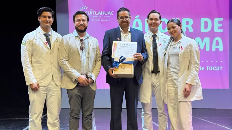 Previo a la entrega de la constancia, el Dr. González Galindo impartió una conferencia dirigida a estudiantes de medicina en el marco del Día Mundial de la Lucha contra el Cáncer de Mama