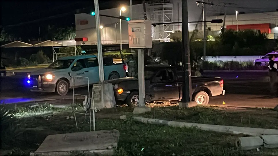 La camioneta en la que viajaban se impactó contra un poste. (FOTO: Ángel Beltrán).