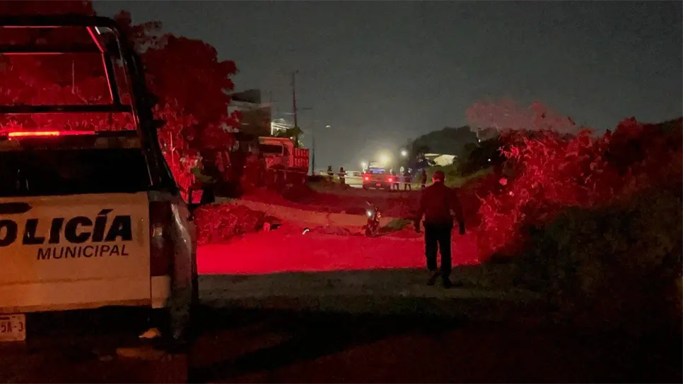 Junto al cuerpo de uno de ellos quedó la motocicleta en la que se desplazaban. (FOTO: Enrique Chan).