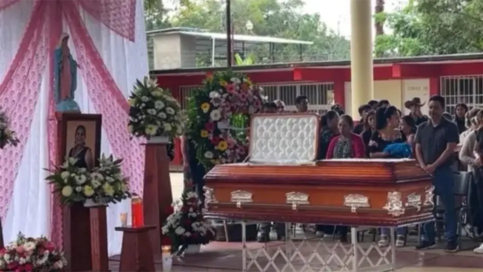 Fabiola Ortiz era una profesora de psicología que trabajaba en el Colegio de Bachilleres en Oaxaca que fue asesinada, presuntamente por un alumno tras una supuesta mala calificación obtenida por parte de la maestra