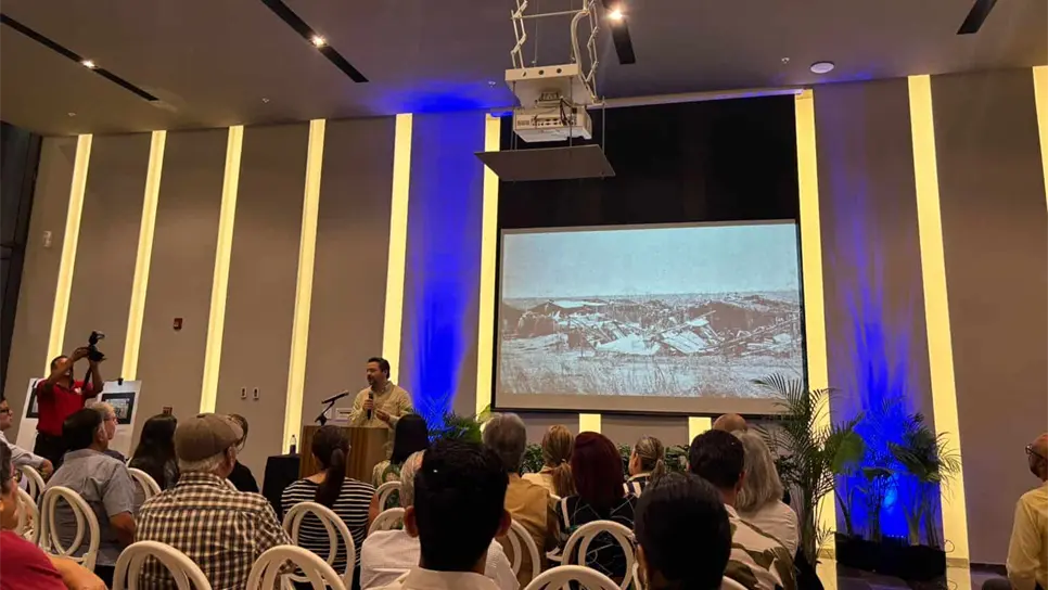 Durante la conferencia se destacaron algunas alternativas que podrían reducir el impacto de un fenómeno natural. (FOTO: Mayhan Barraza).