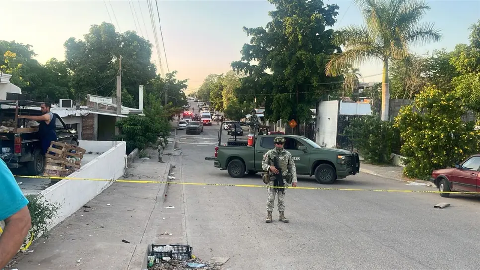 Al lugar acudieron los peritos de la Fiscalía para realizar el trabajo de campo y retirar los cuerpos del lugar para ser llevados al anfiteatro