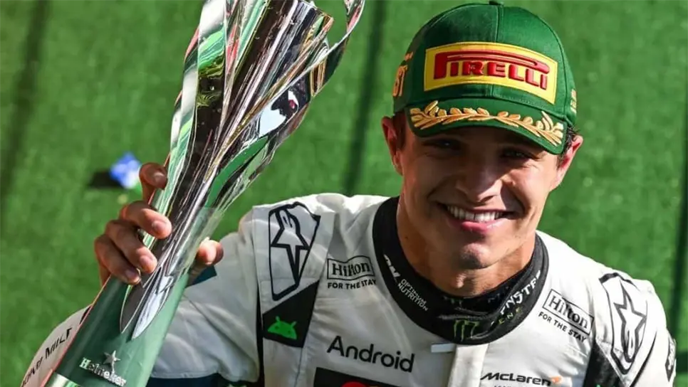 Lando Norris recibe el trofeo de primer lugar en el Gran Premio de México 2025. FOTO: Facebook