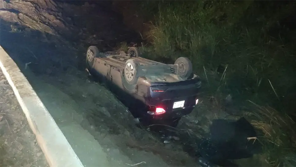 El automóvil terminó en el fondo de la obra hidráulica. (FOTO: Enrique Chan).