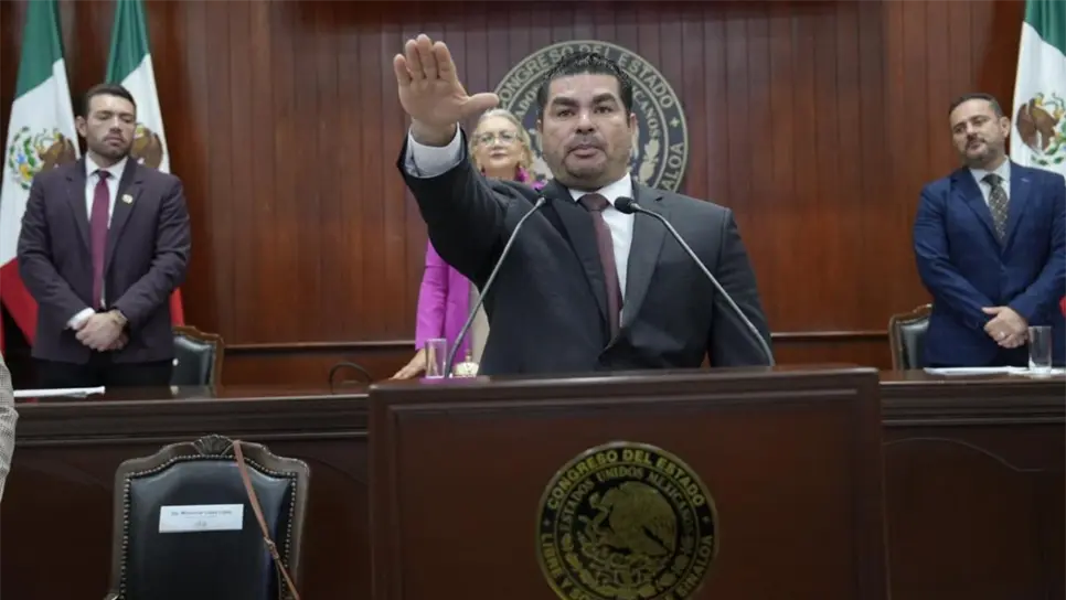 Rodolfo Valenzuela al rendir protesta.