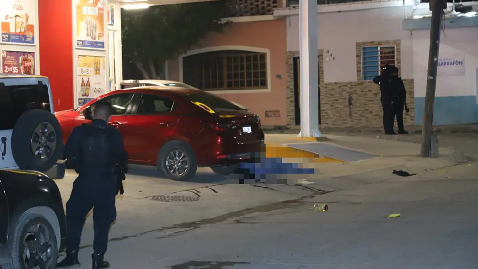 El cuerpo quedó tendido junto a un automóvil estacionado en el lugar. (FOTO: Enrique Chan).