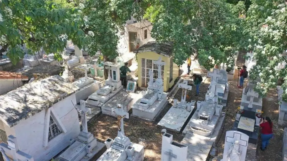 Los trabajadores que se dedican a esta labor aseguran que, además de ser un sustento económico, es una manera de contribuir a que el panteón luzca en mejores condiciones para recibir a las familias que acuden a rendir homenaje a sus difuntos