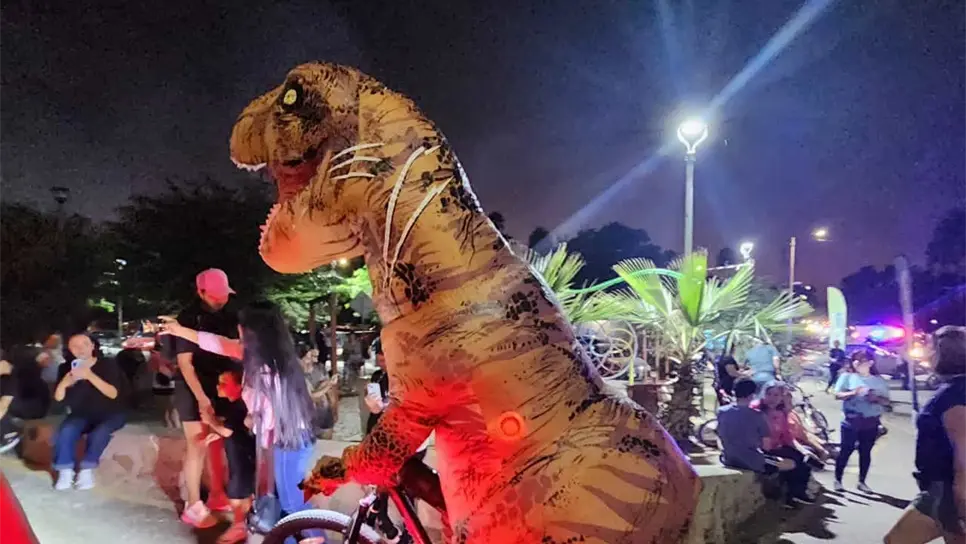 Decenas de ciclistas acudieron al cerro disfrazados. (FOTO: Osmar Zavala).