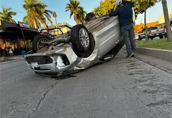 Vuelca un automóvil tras ser embestido por otro vehículo en la colonia Scally, en Los Mochis