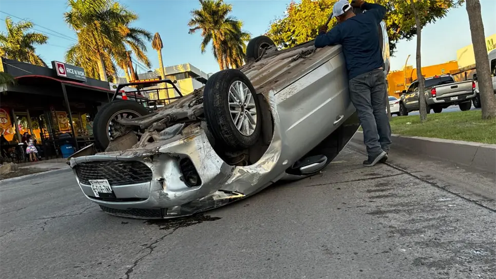 En estas condiciones terminó el vehículo volcado. (FOTO: Ernesto Torres).