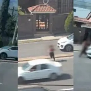 Mujer atraviesa avenida y es fuertemente atropellada, salió volando por varios metros | IMÁGENES FUERTE