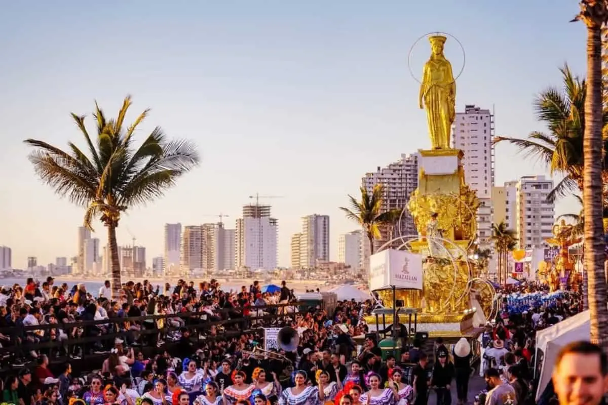 Rocha Moya celebra saldo blanco y visita de turistas internacionales a carnavales de Sinaloa