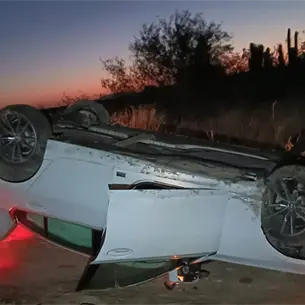 Conductor vuelca en la cueva de Los Murciélagos al salir de El Maviri y abandona el vehículo