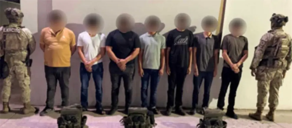 Detienen a 7 civiles fuertemente armados con un vehículo blindado en Culiacán Detienen a 7 civiles fuertemente armados con un vehículo blindado en Culiacán