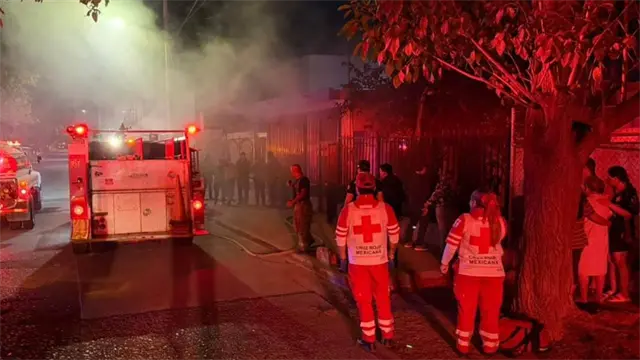 Hombre incendia casa con su madre y sobrina dentro en Los Mochis; termina detenido y hospitalizado