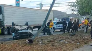 Vuelca automóvil tras chocar contra luminaria por la termoeléctrica en Mazatlán
