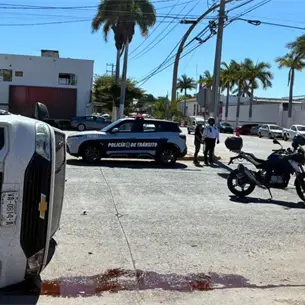 Conductor de camioneta no respeta alto y provoca volcadura en el centro de Los Mochis Conductor de camioneta no respeta alto y provoca volcadura en el centro de Los Mochis
