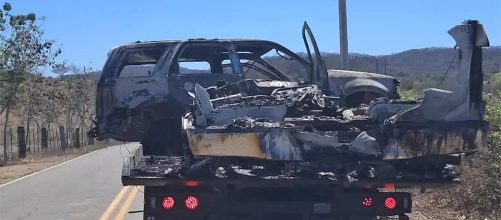 Camionetas de lujo terminan totalmente calcinadas tras enfrentamiento con explosivos en Sanalona, Culiacán Camionetas de lujo terminan totalmente calcinadas tras enfrentamiento con explosivos en Sanalona, Culiacán