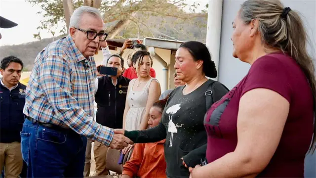 Se reúne gobernador Rocha Moya con familiares de mineros atrapados en mina de El Rosario