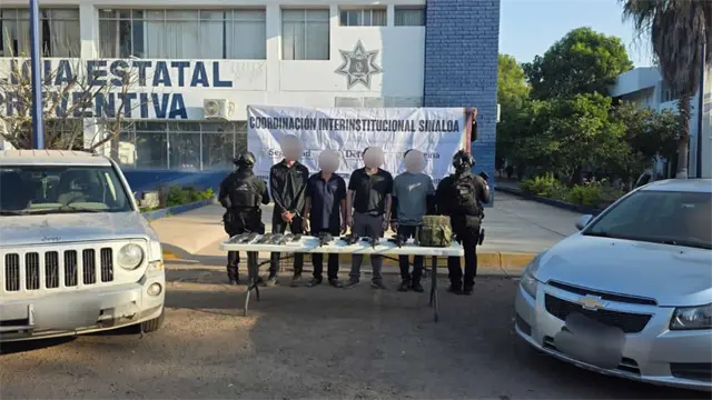 Detienen en Culiacán a 4 civiles con fusiles, cargadores, cartuchos y 2 vehículos Detienen en Culiacán a 4 civiles con fusiles, cargadores, cartuchos y 2 vehículos