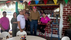 Rocha Moya convive con las familias en la playa de Costa Azul, Angostura