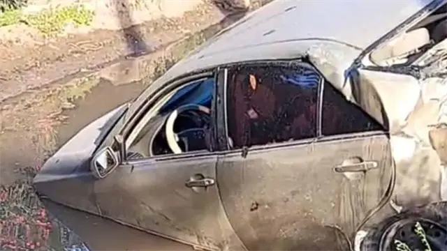 Rescatan a conductora tras caer a un canal con su vehículo en Ahome