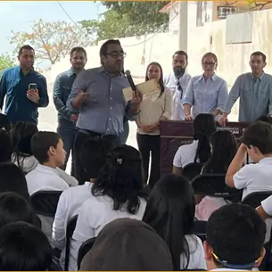 Alcalde de Culiacán entrega tres pavimentaciones en la colonia 10 de Mayo y Lázaro Cárdenas Alcalde de Culiacán entrega tres pavimentaciones en la colonia 10 de Mayo y Lázaro Cárdenas