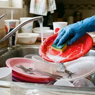  ¿Es seguro lavar y volver a usar platos desechables de plástico o unicel? 