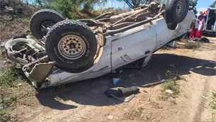 Dos personas logran salir por su cuenta tras volcadura en la carretera Guasave–Bamoa