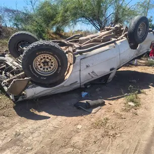 Dos personas logran salir por su cuenta tras volcadura en la carretera Guasave–Bamoa