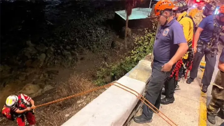 Rescatan a joven que cayó desde 25 metros en zona rocosa de playa en Mazatlán