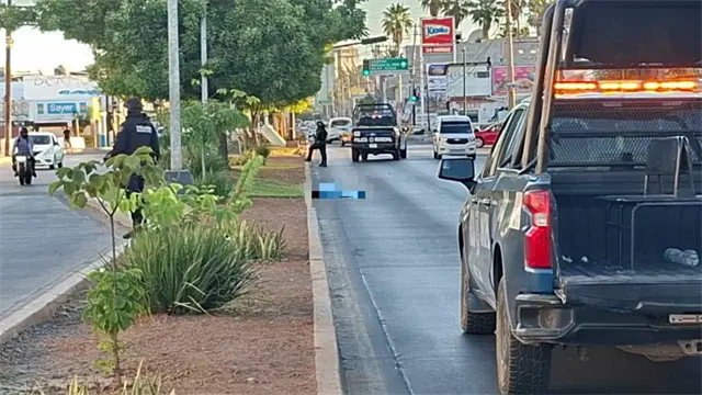 A plena luz del día asesinan a hombre en avenida de Mazatlán; lo perseguían a pie